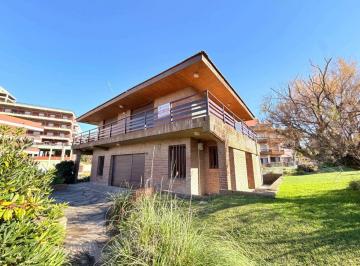 Casa de 5 ambientes, Villa Gesell · Chalet en Venta C/ Cochera en Zona Centro