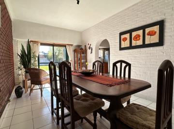 Casa · 220m² · 4 Ambientes · 2 Cocheras · Casa Cuatro Ambientes con Gran Parque, Quincho y Cochera Doble. Zacagnini. Venta