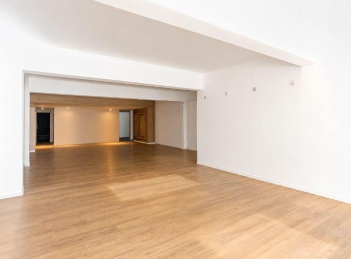 Local comercial · 180m² · 2 Ambientes