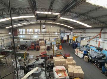 Bodega-Galpón · 800m² · Venta Galpon con Oficinas 800 m Cub. en Caseros
