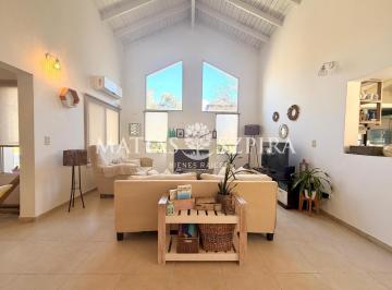 Casa · 169m² · 4 Ambientes · 1 Cochera · Casa - Haras Maria Elena