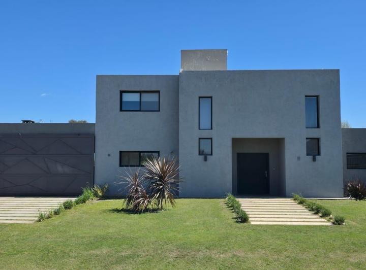 Casa · 240m² · 6 Ambientes · 6 Cocheras