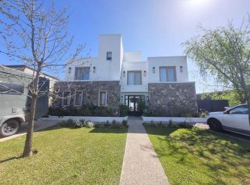 Casa · 387m² · 6 Ambientes · 4 Cocheras · Casa en Venta en Carpinchos, Nordelta, Tigre