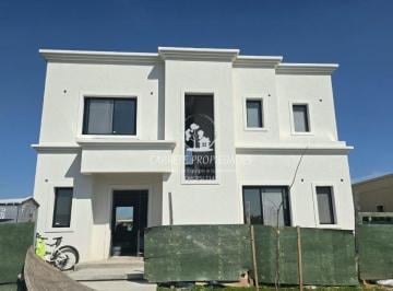 Casa de 5 ambientes, Pilar · Hermosa Casa en Venta de 5 Ambientes y Fondo a Verde. Barrio Santa Elena. Pilar