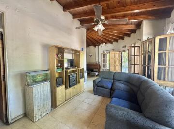 Casa · 164m² · 7 Ambientes · 2 Cocheras · Casa en Venta en Dorrego, Guaymallén, 4 Dorm., Patio y Cochera