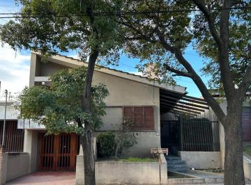 Casa · 190m² · 8 Ambientes · 1 Cochera · Venta Casa 3 Dorm. B° San Salvador Córdoba