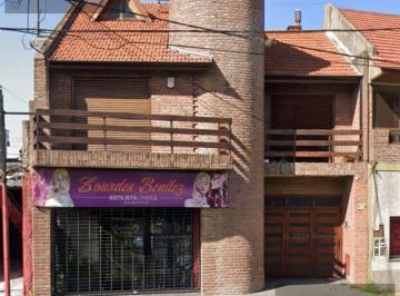Casa · 187m² · 3 Ambientes · 1 Cochera · Casa 2 Dorm. Patio y Garage con Local Bernal Oportunidad