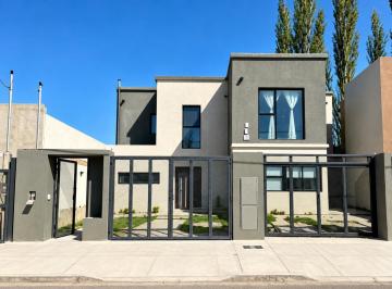 Casa · 180m² · 4 Ambientes · 1 Cochera · Venta Duplex 3 Dorm. con Pileta en Tierra Mansa