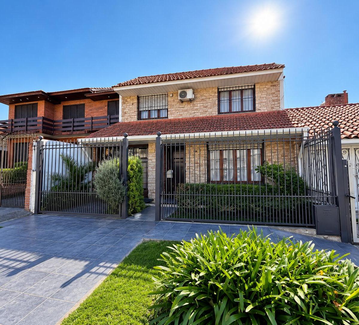 Casa en ph de 5 ambientes con garaje, patio y vista al mar – Punta Mogotes