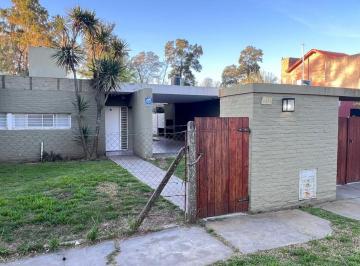 Casa · 70m² · 3 Ambientes · 2 Cocheras · Casa en Alquiler de 2 Dormis con Piscina y Parque