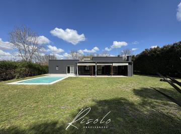 Casa · 190m² · 5 Ambientes · 2 Cocheras · Casa en Venta. 3 Dorm., Pileta, Parrilla. Parquizado. Barrio Cerrado. Zona Norte, Escobar