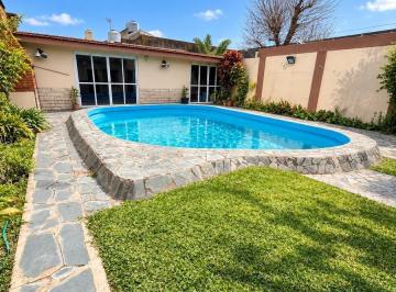 Casa · 110m² · 4 Ambientes · 2 Cocheras · Casa en Venta de 4 Ambientes con Pileta, Quincho y Parrilla en Morón.