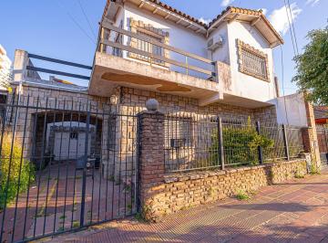 Casa · 184m² · 3 Ambientes · 2 Cocheras · Venta Casa Tres Ambientes en Haedo con Parque