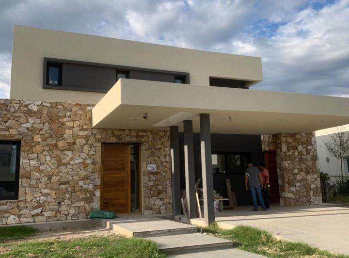 Casa · 211m² · 6 Ambientes · 2 Cocheras