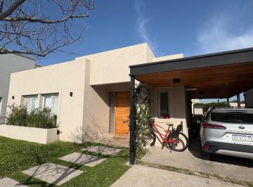 Casa · 158m² · 5 Ambientes · 4 Cocheras · Casa 4 Ambientes en Santa Elena, Pilar del Este.