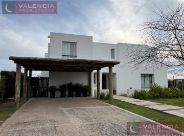 Casa · 210m² · 5 Ambientes · 2 Cocheras · Casa en El Encuentro