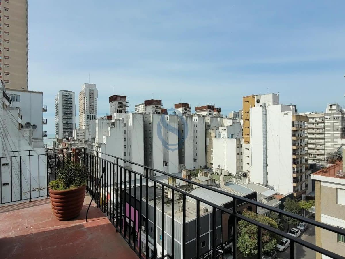 Departamento de 2 ambientes al frente con balcón terraza en Centro