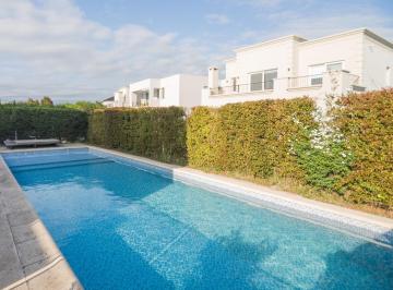 Casa · 240m² · 5 Ambientes · 4 Cocheras · Nordelta - Casa en Venta o Alquiler en Tipas de 5 Ambientes