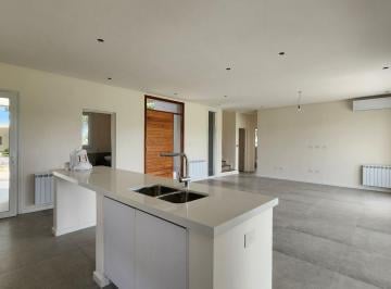 Casa · 187m² · 5 Ambientes · 1 Cochera · Casa en Venta en Haras del Sur III