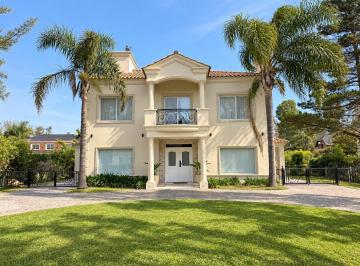 Casa · 260m² · 4 Ambientes · 5 Cocheras · Casa en Venta en Campos de Alvarez