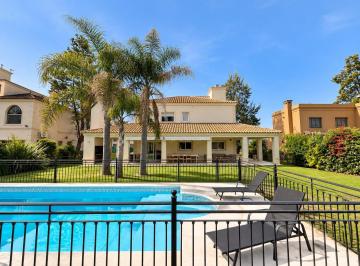 Casa · 260m² · 4 Ambientes · 5 Cocheras · Casa en Venta en Campos de Álvarez – 5 Ambientes