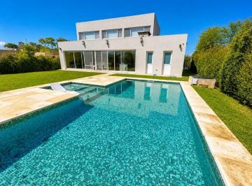 Casa · 190m² · 5 Ambientes · 4 Cocheras · Casa de 5 Amb. con Pileta en Sta Guadalupe Pilar del Este