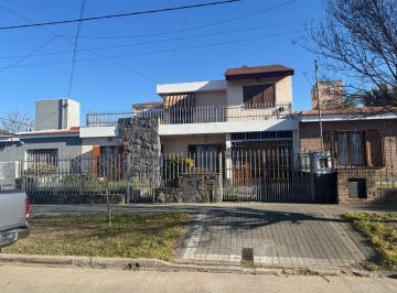 Casa · 270m² · 7 Ambientes · 1 Cochera · Casa en Alejandro Centeno
