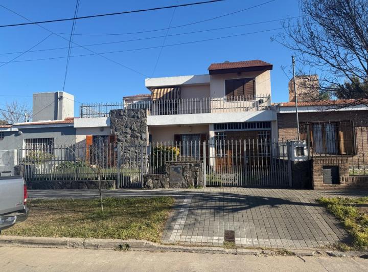 Casa · 270m² · 7 Ambientes · 1 Cochera