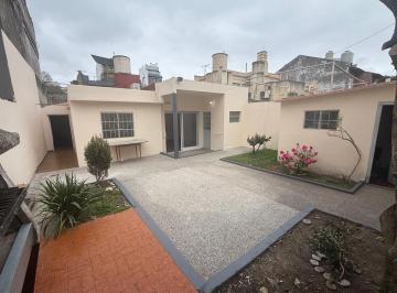 Casa · 137m² · 4 Ambientes · 1 Cochera · Casa. 4 Ambientes. Jardín con Parrilla y Garage Cubierto. Parque Cha