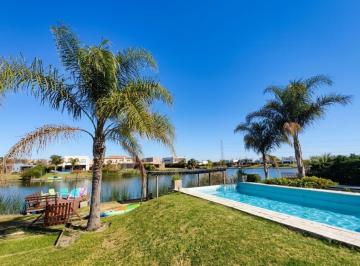 Casa · 270m² · 5 Ambientes · 4 Cocheras · Casa en Venta en San Benito Villa Nueva