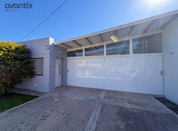 Casa · 149m² · 4 Ambientes · 2 Cocheras · Casa Refaccionada a Nueva en Venta y Alquiler