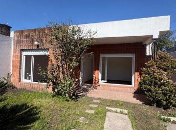 LOY-LOY-1812_2 · Casa en Alquiler 3 Ambientes con Patio - Santa Rita