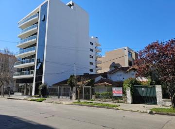 Terreno · 215m² · 3 Dormitorios · 1 Cochera · Chalet 4 Amb Sobre Lote Apto Para Desarrollar Edificio