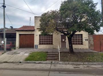 Casa de 4 ambientes, Lanús · Chalet con Garage y Quincho