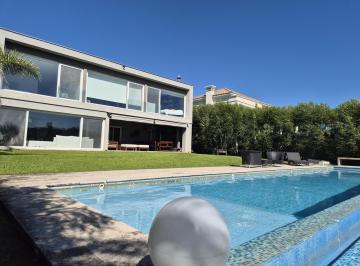 Casa · 450m² · 4 Dormitorios · Diciembre a Febrero - Moderna Casa en Alquiler de Temporada en Cabos del Lago Nordelta