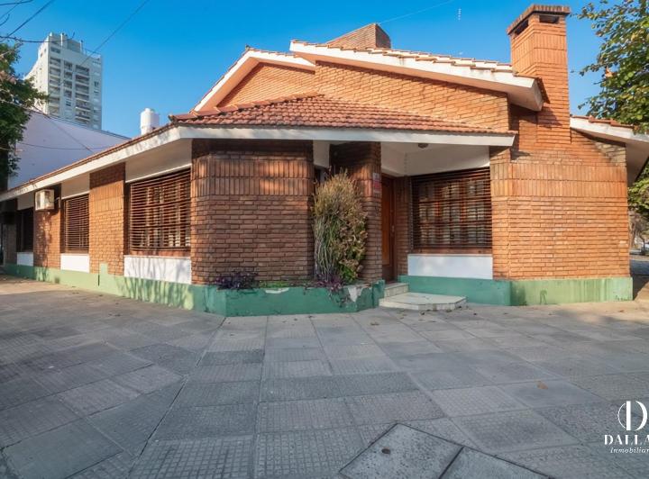 Casa · 243m² · 10 Ambientes · 1 Cochera