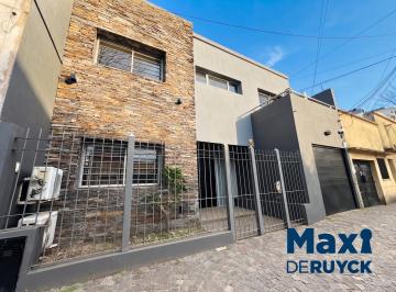 Casa · 270m² · 5 Ambientes · 2 Cocheras · Casa de 5 Ambientes con Excelente Ubicación