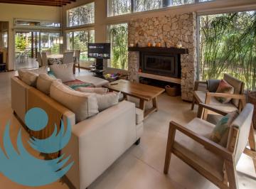 Casa · 675m² · 4 Ambientes · 1 Cochera · Moderna Casa en Alquiler a 300 m del Mar