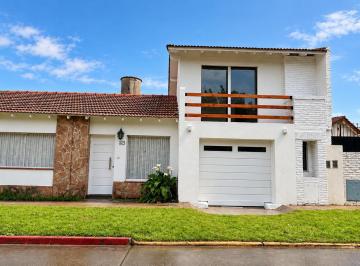 Casa · 110m² · 4 Ambientes · 1 Cochera · Casa en Venta 4 Ambientes Paso del Rey 2 Cuadras de Estación