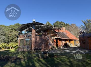 Casa · 250m² · 5 Ambientes · 2 Cocheras · Casa Quinta de Categoría en La Peregrina | Pileta, Naturaleza y Confort