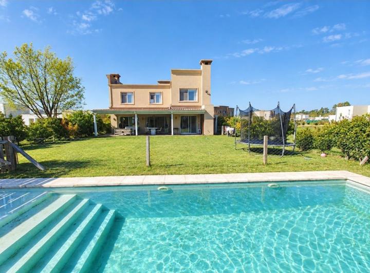 Casa · 157m² · 4 Ambientes · 4 Cocheras