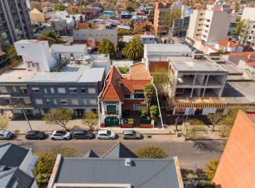 Casa · 289m² · 9 Ambientes · Casona en Güemes con Potencial de Desarrollo