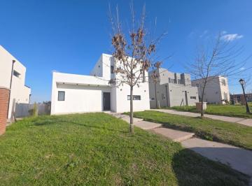 Casa · 177m² · 7 Ambientes · 2 Cocheras · Venta Casa de 7 Ambientes en Santa Lucia, Pilar del Este