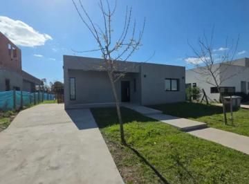 Casa · 190m² · 5 Ambientes · 2 Cocheras · Venta Casa de 5 Ambientes en Santa Lucia, Pilar del Este