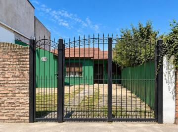 Casa · 174m² · 2 Ambientes · Casa 2 Amb en Lote Propio con Potencial y Cochera Para 3 Autos.