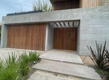Casa · 500m² · 5 Ambientes · 6 Cocheras · Exc Casa - 4 Dorm. - Piscina - 2 Cocheras Cub - Categoria