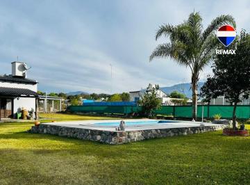 Casa · 90m² · 2 Ambientes · Casa con Pileta en Venta en Campo Quijano