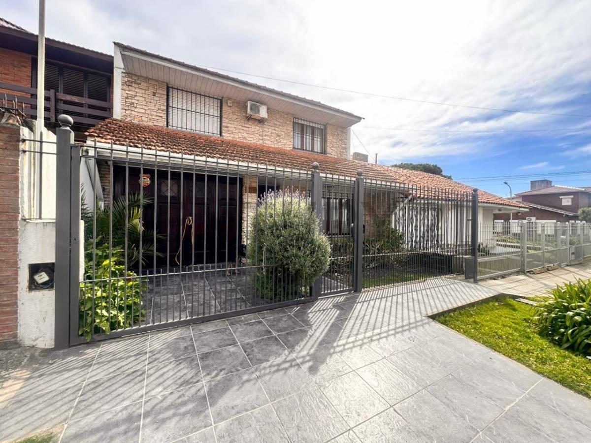 Tu hogar a metros del mar te espera! Hermoso ph de 2 plantas con garage