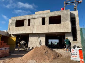 Casa · 128m² · 4 Ambientes · 2 Cocheras · Venta Duplex 3 Dorm. Pampas de Manantiales