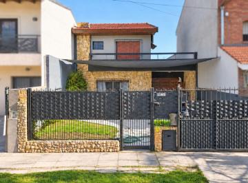 Casa · 166m² · 4 Ambientes · 1 Cochera · Venta Casa Oportunidad Apto Credito 4 Amb Castelar